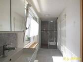 Modernes Bad mit bodentiefer Dusche - 