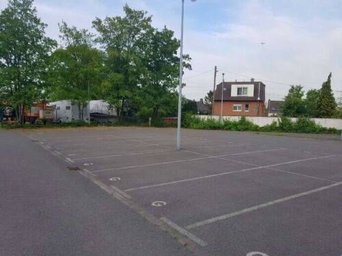 Aussenansicht mit Flutlicht - Garage, Stellplatz zur Miete in Köln