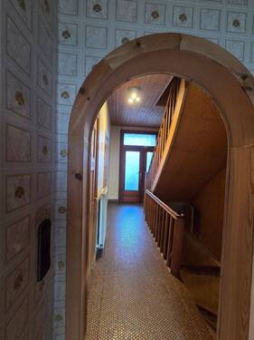 Flur mit Blick zur Haustür - 