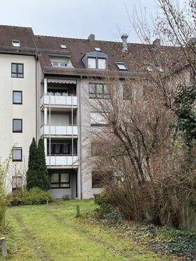 Gartenansicht - Helle, teilrenovierte 2-Zimmerwohnung - Frisch gestrichen - Neue Böden - TG-Stellplatz - Balkon