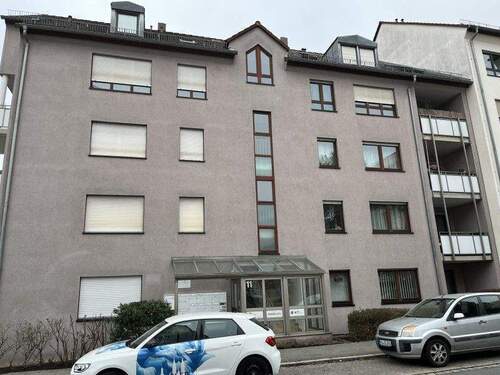 Hausansicht Straße - 2 Zimmer Etagenwohnung in Nürnberg