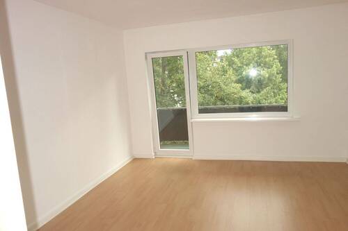 Wohnzimmer mit Balkon 6026.JPG - 2 Zimmer Etagenwohnung zur Miete in Hamburg