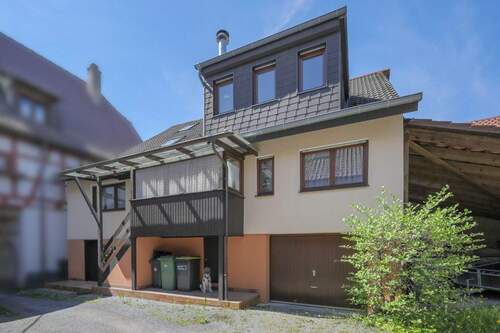 Außenansicht vom Innenhof - Doppelhaushälfte mit Scheune und Garten!