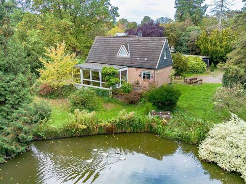 Hausansicht - Idyllisches Einfamilienhaus auf traumhaftem Naturgrundstück mit Teich – nur wenige Minuten von Kiel entfernt