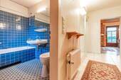 Wohnflur und Wannenbad - 