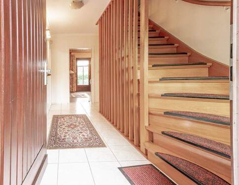 Hauseingang und Wohnflur - 3 Zimmer Mehrfamilienhaus, Wohnhaus in Rosengarten-Klecken