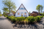 Außenansicht - Ferienhaus mit überdachter Terrasse und Kaminofen
