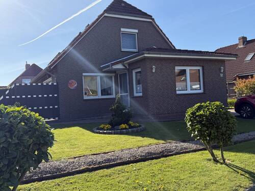 Straßenansicht - Gepflegtes und modernisiertes Haus mit EBK und Garage in ruhiger Wohnlage!