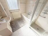 Bad mit Wanne und ebener Dusche - 