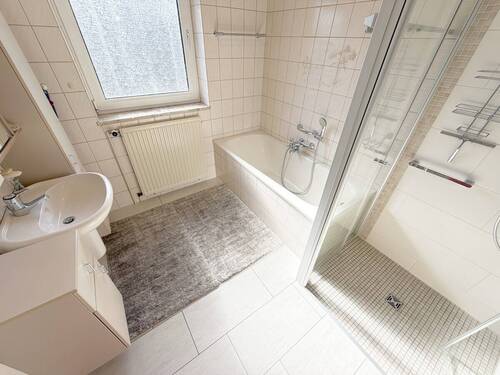 Bad mit Wanne und ebener Dusche - 