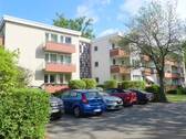 Hausansicht mit Parkplatz - Äußerst gepflegte Wohnung auf parkähnlichem Anwesen