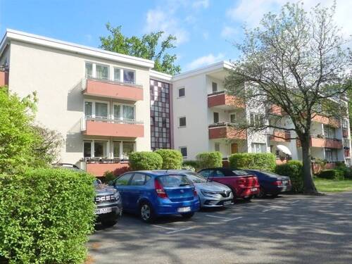 Hausansicht mit Parkplatz - Äußerst gepflegte Wohnung auf parkähnlichem Anwesen