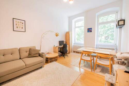 Wohnzimmer III - Bezugsfreie Altbauwohnung mit grünem Innenhof im begehrten Samariterkiez