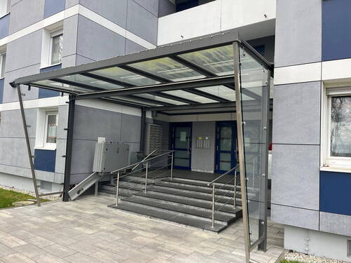 Eingangsbereich - Renovierte 4-Zi-Wohnung mit Süd-Balkon in Eschborn, 2 Stellplätze, 2 Min. zur S-Bahn