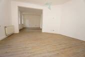 Wohnzimmer mit offener Küche - 4 Zimmer Etagenwohnung zur Miete in Zwickau