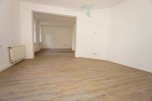 Wohnzimmer mit offener Küche - 4 Zimmer Etagenwohnung zur Miete in Zwickau
