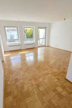 Wohnzimmer - Barrierefreie 3-Zi.-Whg. mit Balkon & TG im Jahnpark Forchheim - provisionsfrei