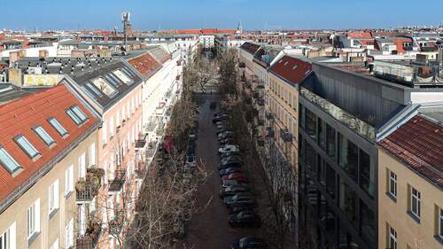 Entlang der Schliemannstraße erreicht man um die Ecke den Helmholtzplatz - 