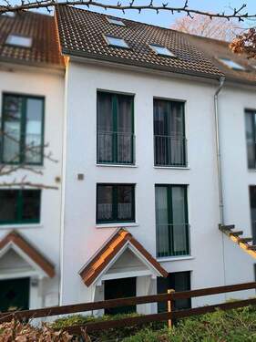 Frontansicht Haus - Provisionsfrei: Familienfreundliches Reihenmittelhaus mit Garten