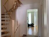 Flur und Treppe zum DG - 