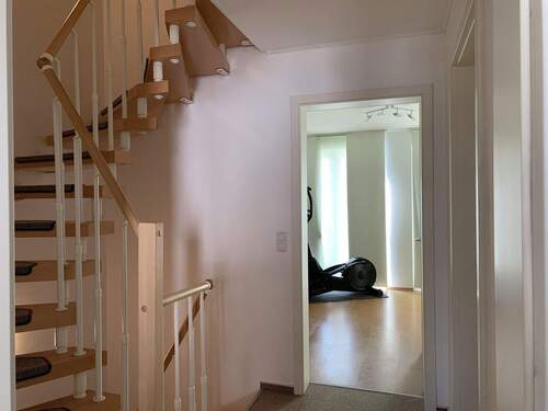 Flur und Treppe zum DG - 