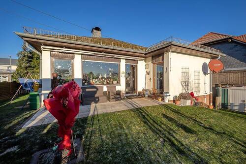 Blick auf die Terrasse - Bungalow mit moderner Raumaufteilung - Terrasse - Garten - Keller - in zentraler Lage Horhausen