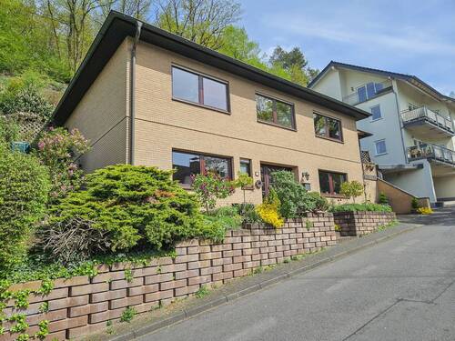 Frontansicht - 5 Zimmer Einfamilienhaus in Neustadt