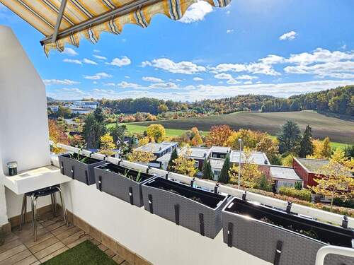 Balkon mit Markise u. Fernsicht - Eine Wohnung wie im Bilderbuch! TOP-renovierte 4 Zi.-Eigentumswohnung mit Loggia u. tollem Fernblick