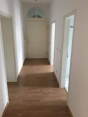 Flur - Etagenwohnung mit 97,00 m&sup2; in Magdeburg zur Miete