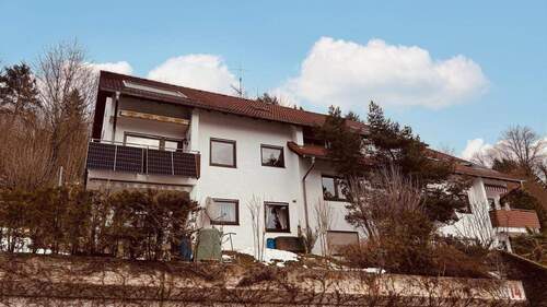 Blick aufs Haus - Schöne 2,5 Zimmer Wohnung mit Terrasse und Gartenanteil