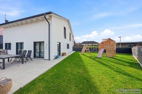 sonniger, blickgeschützter Garten - 5 Zimmer Einfamilienhaus in Sulzfeld