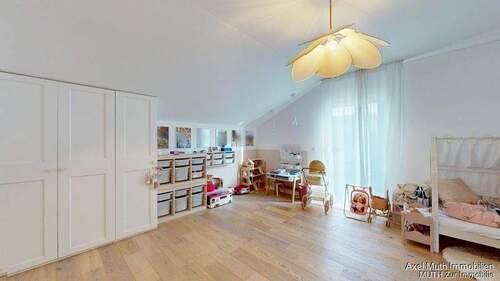 freundliches, großes Kinderzimmer - 