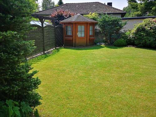 Rasen und Pavillon für Geräte - 