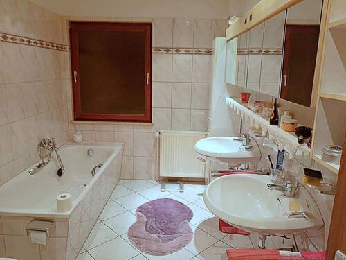 Bad mit Wanne, 2 Waschbecken.. - 