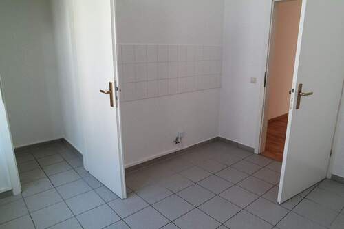 Küche - Ansicht zu Speisekammer.jpg - 