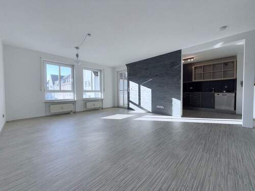 offenes Wohnzimmer mit Blick auf die Küche - Urbaner Stil, offener Schnitt: 3 Zimmer mit Loggia, TG & Keller - sofort frei