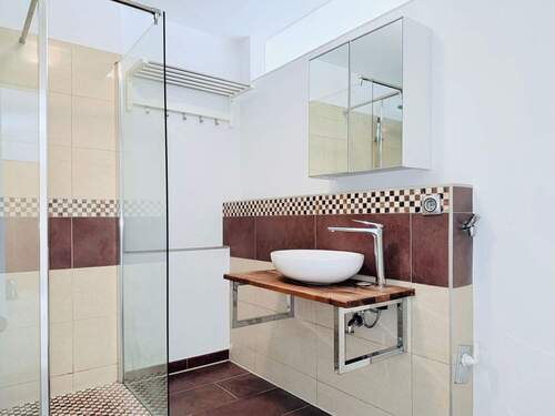 Badezimmer mit Waschbecken und Oberlicht - 3 Zimmer Etagenwohnung zum Kaufen in Roth