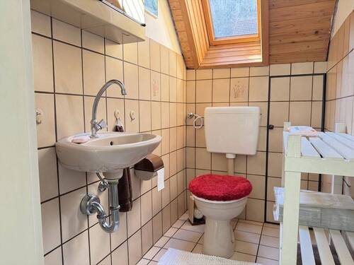 Separates WC mit Waschbecken im Schlafzimmer integriert - 