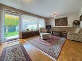 Wohnzimmer mit Zugang in den Garten - 