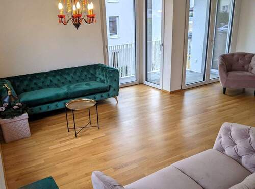 Wohnzimmer mit Balkonblick - 3 Zimmer Etagenwohnung zur Miete in Allensbach