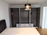 Schlafzimmer mit Schrank - 