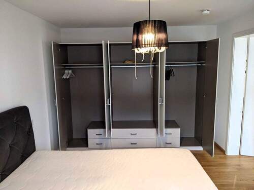 Schlafzimmer mit Schrank - 