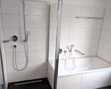 Dusche und Badewanne - 