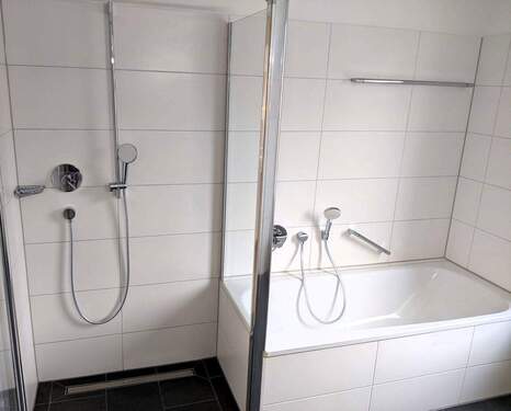 Dusche und Badewanne - 