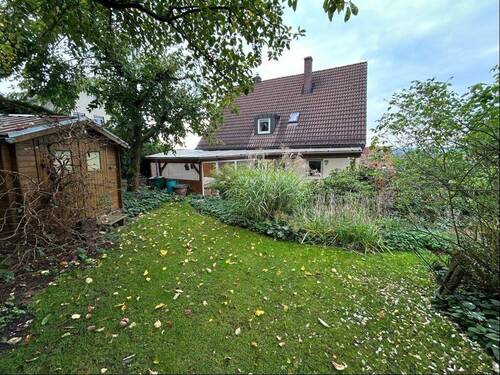 Hausansicht mit Gartenhaus - 6 Zimmer Einfamilienhaus in Leutershausen