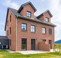 Familienfreundliche Doppelhaushälfte mit Garten und A+ Energieeffizienz in Seestermühe