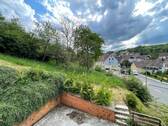 Blick über die Terrasse zum Garten - Mehrfamilienhaus, Wohnhaus mit 182,00 m² in Welchweiler zum Kaufen