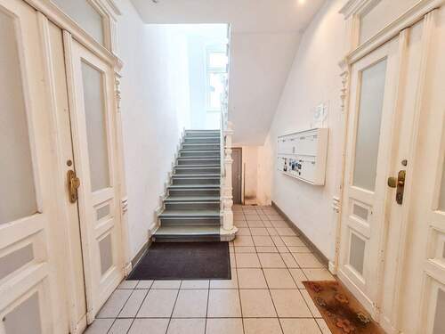 gepflegter Hausflur / Treppenaufgang - 