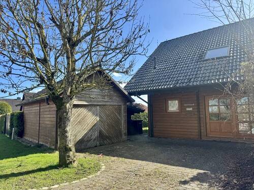 Auffahrt / Garage / Haustür - 