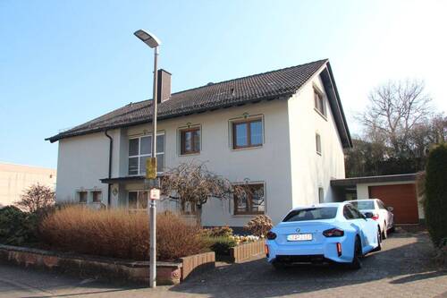 Bild 1 - Charmantes Zweifamilienhaus mit Garten - Ruhe, Raum und Lebensqualität vereint !!